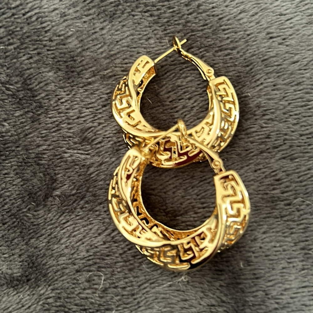 WOMEN’S 14K GOLD PLATED HOOP EARINGS - Picture 2 of 5